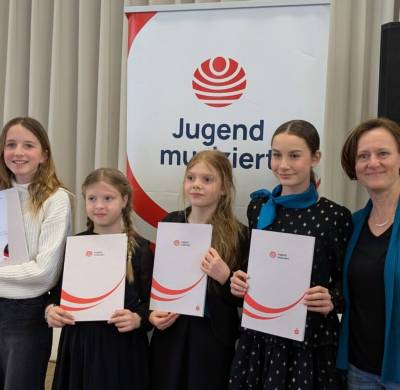 Zora Hauenschild, Feline Farcken, Vivien Lotta Conrad und Magdalena Döhnert mit ihrer Lehrkraft