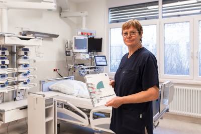 Stationsleiterin Gabriele Eißner mit Intensivtagebuch